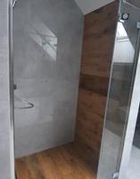prysznic w łazience z płytkami w kolorach brązowym i szarym